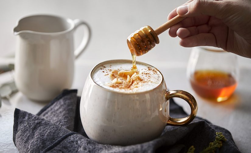 عسل در قهوه (برای شیرین کردن قهوه)